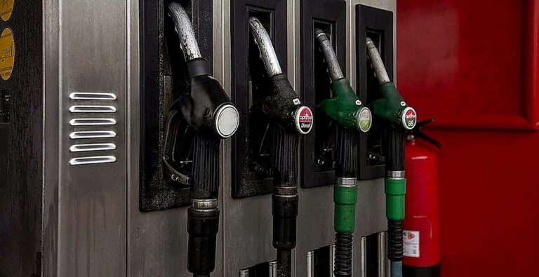 Gasolineras culpan al negocio de la escasa bajada de precio