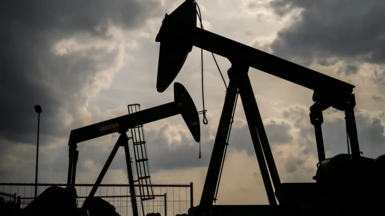 El petróleo escala por encima de 124 dólares y marca máximos de marzo tras el embargo al crudo ruso