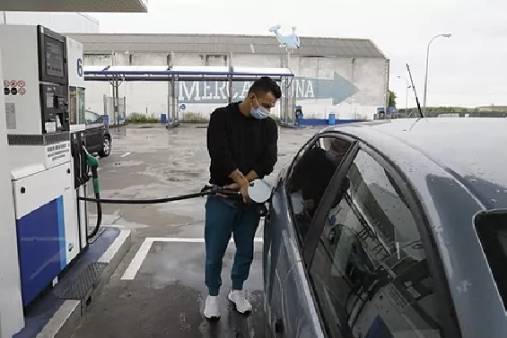 El desplome del petróleo deja el litro de diésel por debajo del euro en la mitad de gasolineras del país