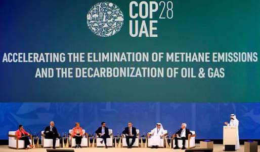 La COP28 llega a un acuerdo histórico de «transición» para dejar atrás los combustibles fósiles