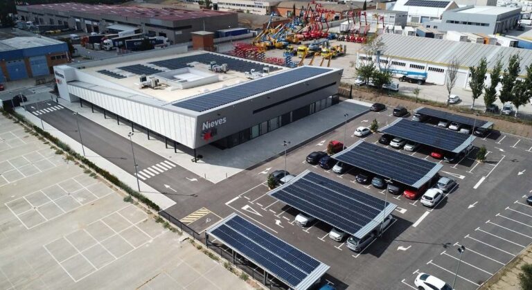 Grupo Nieves se lanza al alquiler de tejados para autoconsumos compartidos con baterías