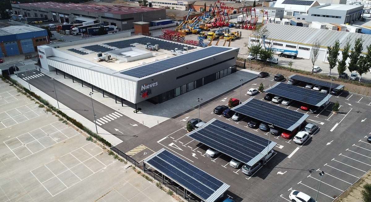 Grupo Nieves se lanza al alquiler de tejados para autoconsumos compartidos con baterías